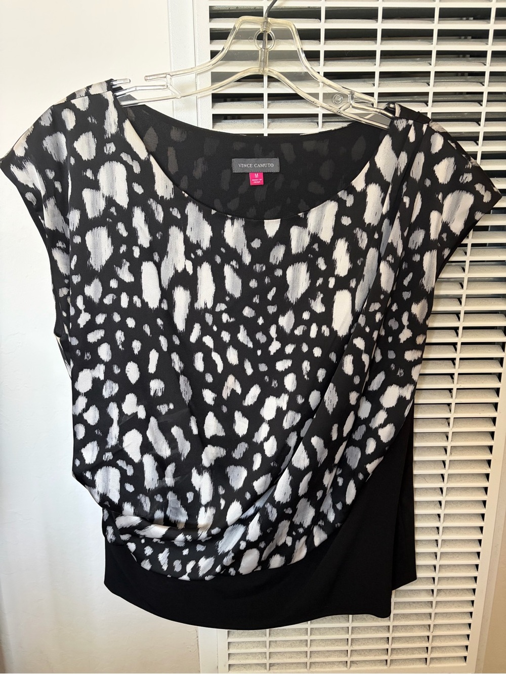 Vince Camuto Black & White Printed Draped Cap-Sleeve Top Size M